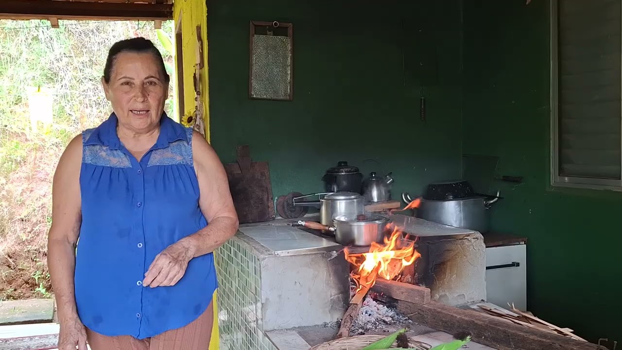 Cozinhando  milho no fogão  de lenha. .