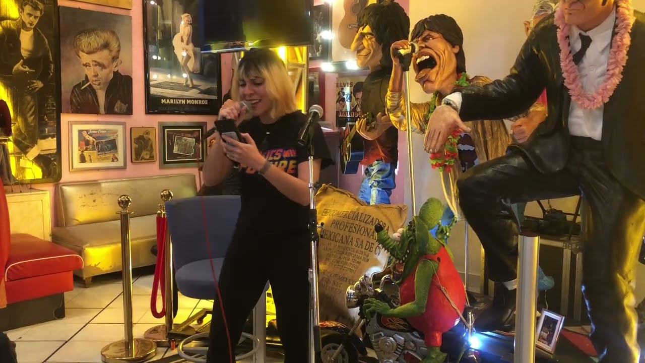 Dani Giel interpreta Billi jeans desde el café ASETATO para rock and roll neza 