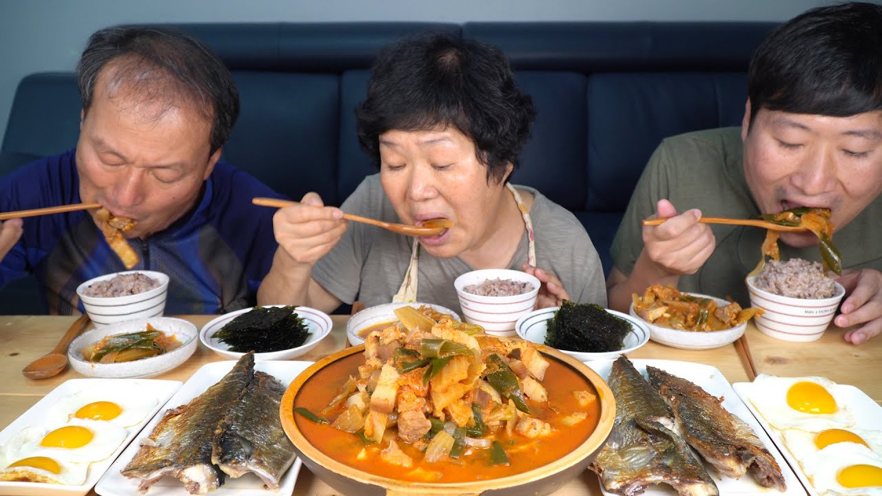 고등어 구이와 잘 익은 김치로 만든 김치찌개! 집밥 한상! (Kimchi stew & Grilled Mackerel) 요리&먹방!! - Mukbang eating show