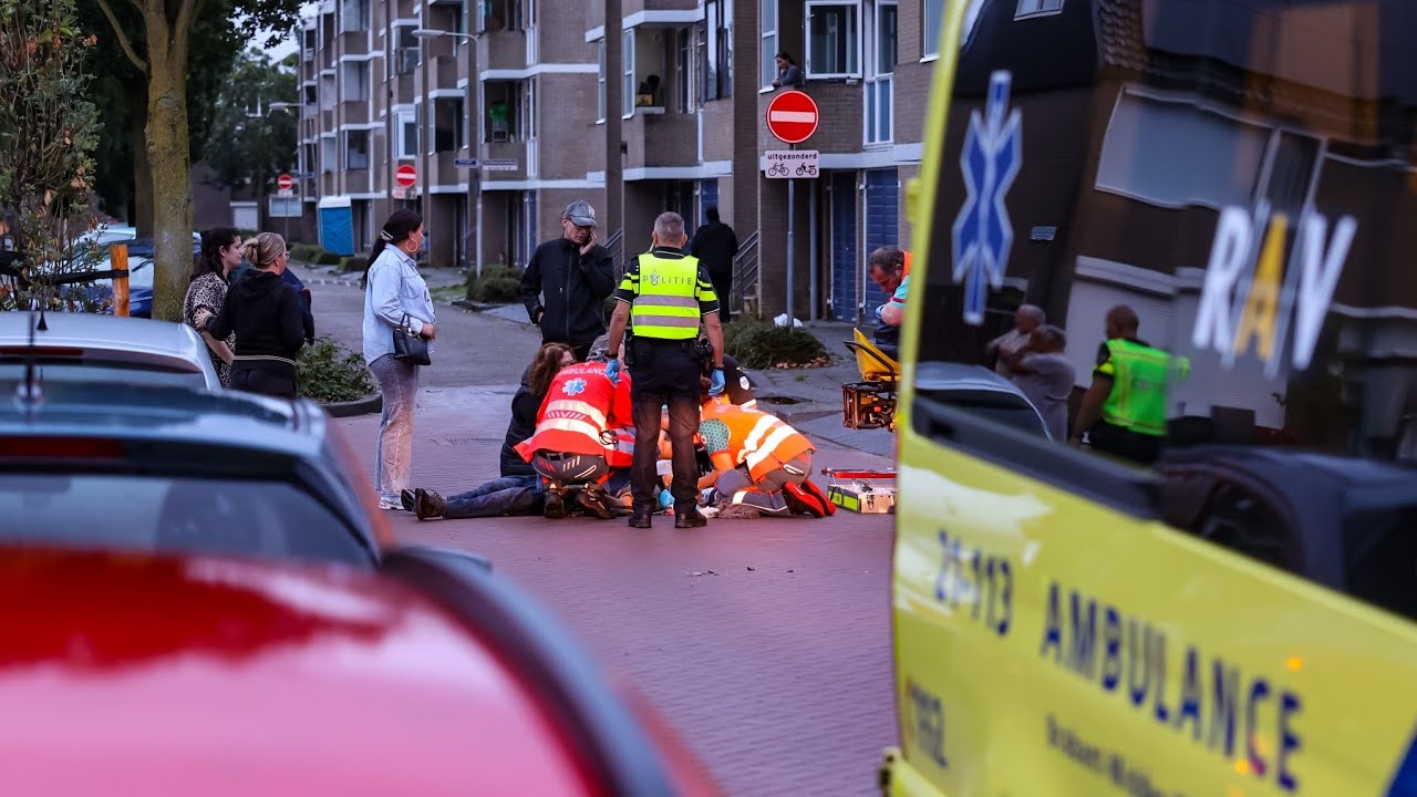 Politie op zoek naar doorrijder na dodelijke aanrijding Hertog Antonstraat in Oss - Traumaheli