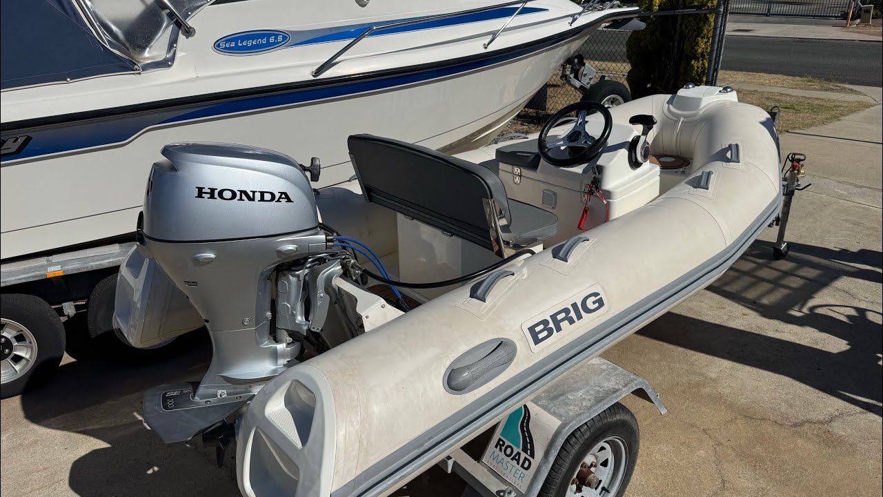 Надувная лодка Brig 330T, модель 2019 года.