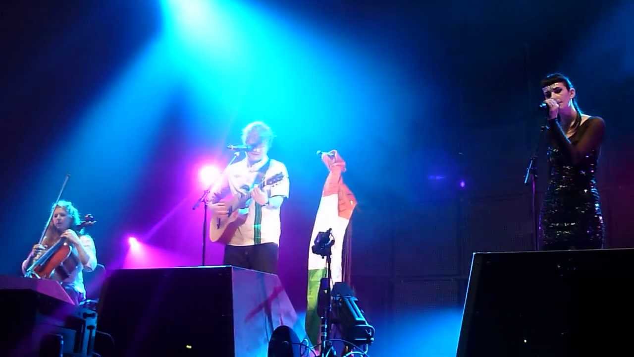 Ed Sheeran, Laura Sheeran & Vyvienne Long(Cello) - Volcano (Damien Rice Cover) O2 Dublin 13/01/2013