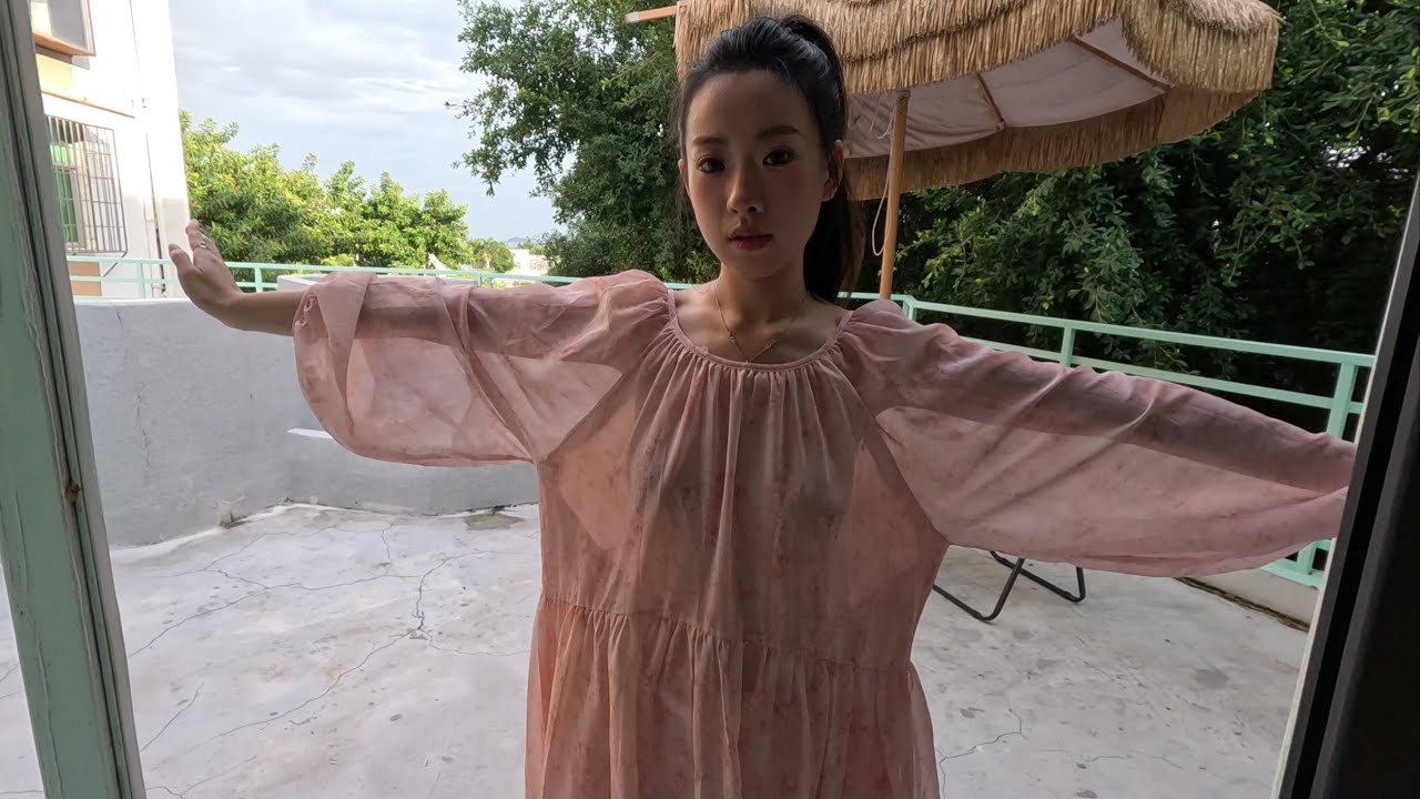 可爱的粥粥回来啦，这次是我们一件新款连衣裙，很特别的设计