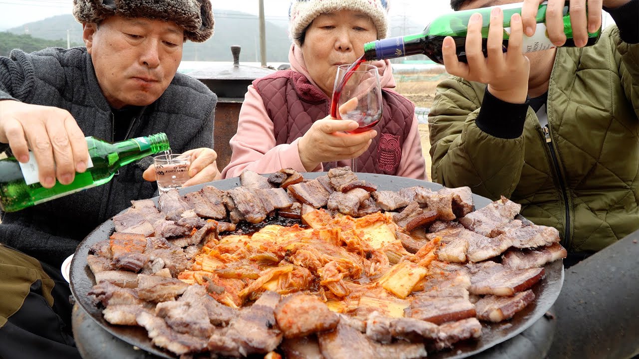 Жареная на гриле свиная грудинка на крышке котла - шоу еды Mukbang.