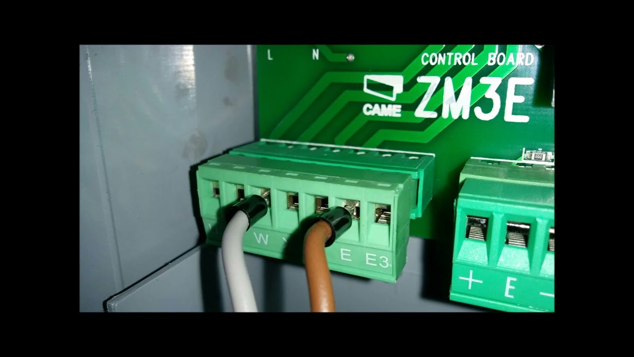 How to connect the ZM3E control panel to the AXO swing gate gearmotor