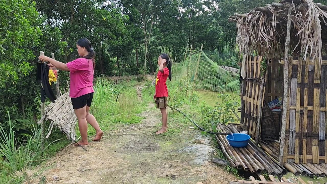 The mother and daughter went into the garden to collect firewood./ly senh