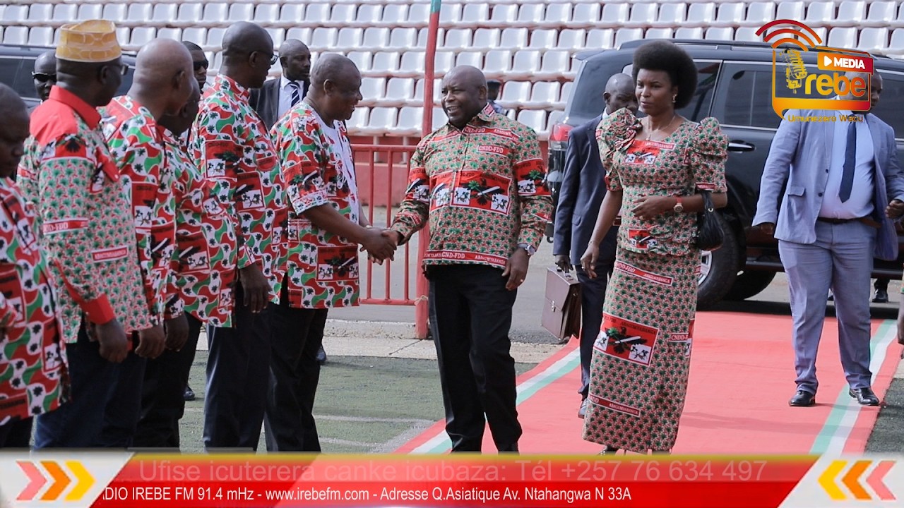 S.E Evariste Ndayishimiye n'Umutambukanyi wiwe barashitse mu birori vy'Umukenyererarugamba Day