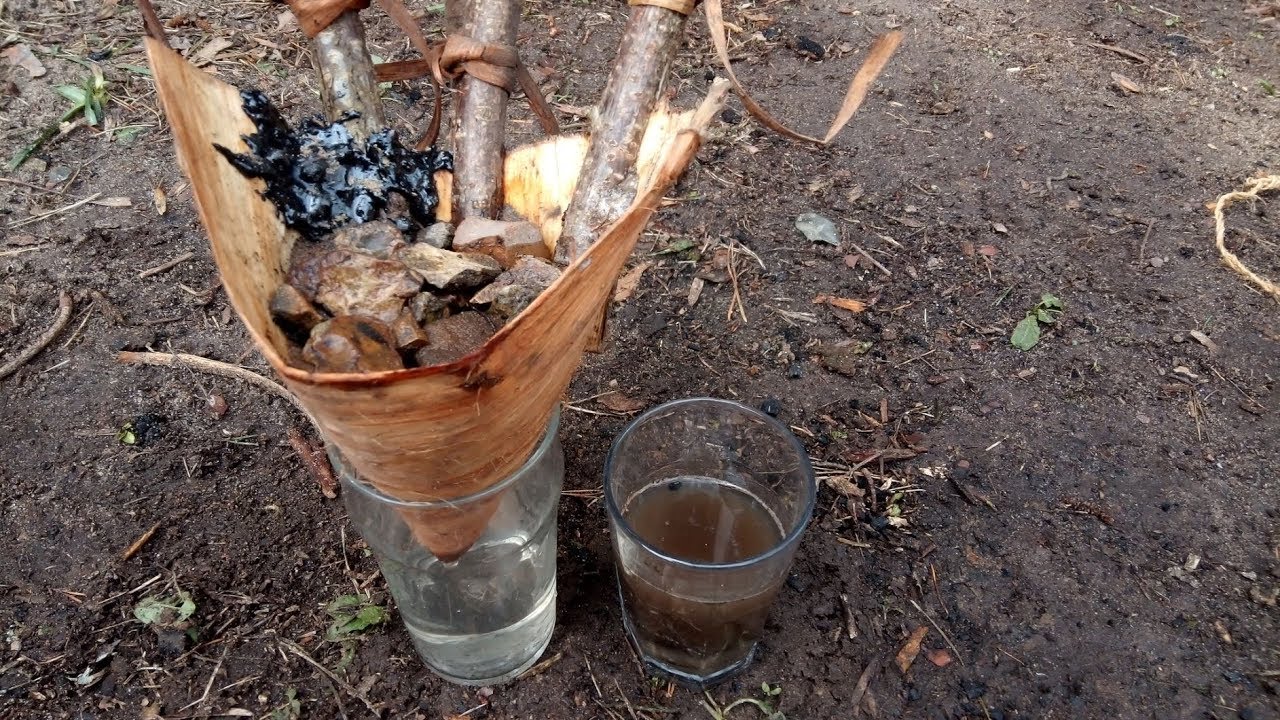 Making a primitive WATER FILTER using only NATURAL MATERIALS.