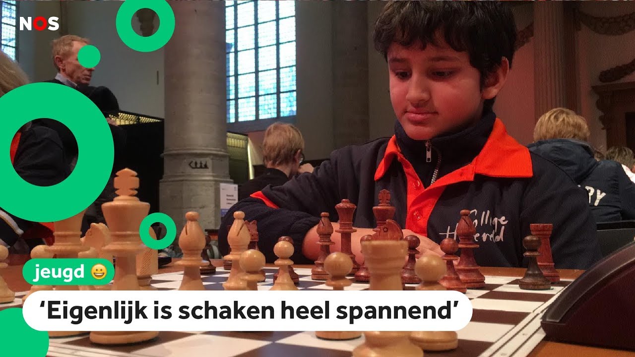 Kinderen schaken tegen elkaar op schoolschaaktoernooi