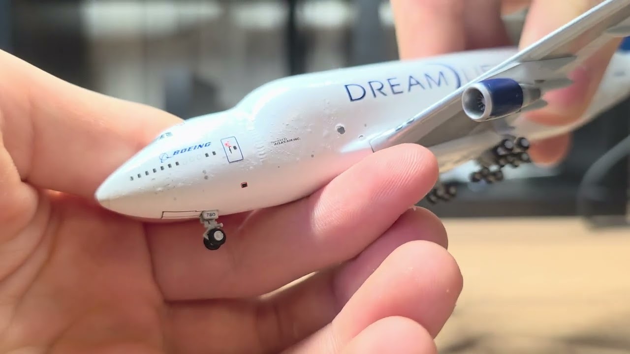 Boeing 747 DREAM LIFTER. Модель самолета боинг 747 с небольшим косяком лпк.