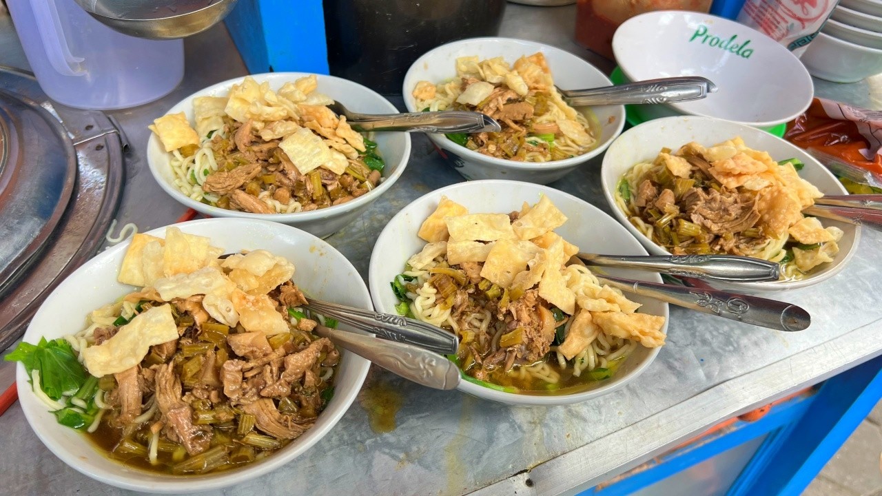 MAU DIMAKAN MALAH DILEMPAR!! Mie Ayam Rajawali Pak Umar