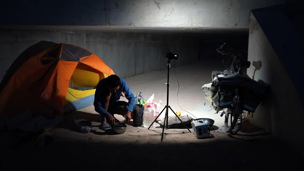 骑行甘肃戈壁滩，没水了无奈去工地要水喝，晚上桥洞搭帐篷做饭吃