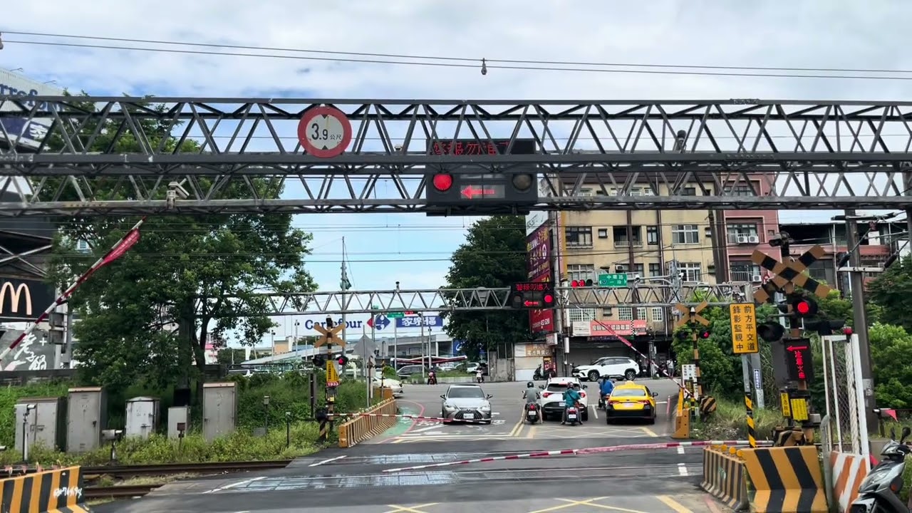 桃園內壢車站旁的平交道