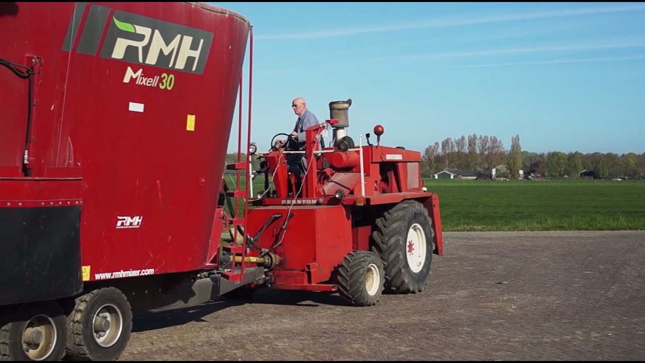 Koeien voeren met een Hesston hakselaar - AgriTraderTV #41