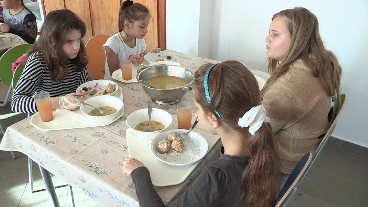 Jobban esik az ebéd: új asztalok a sármelléki iskola ebédlőjében