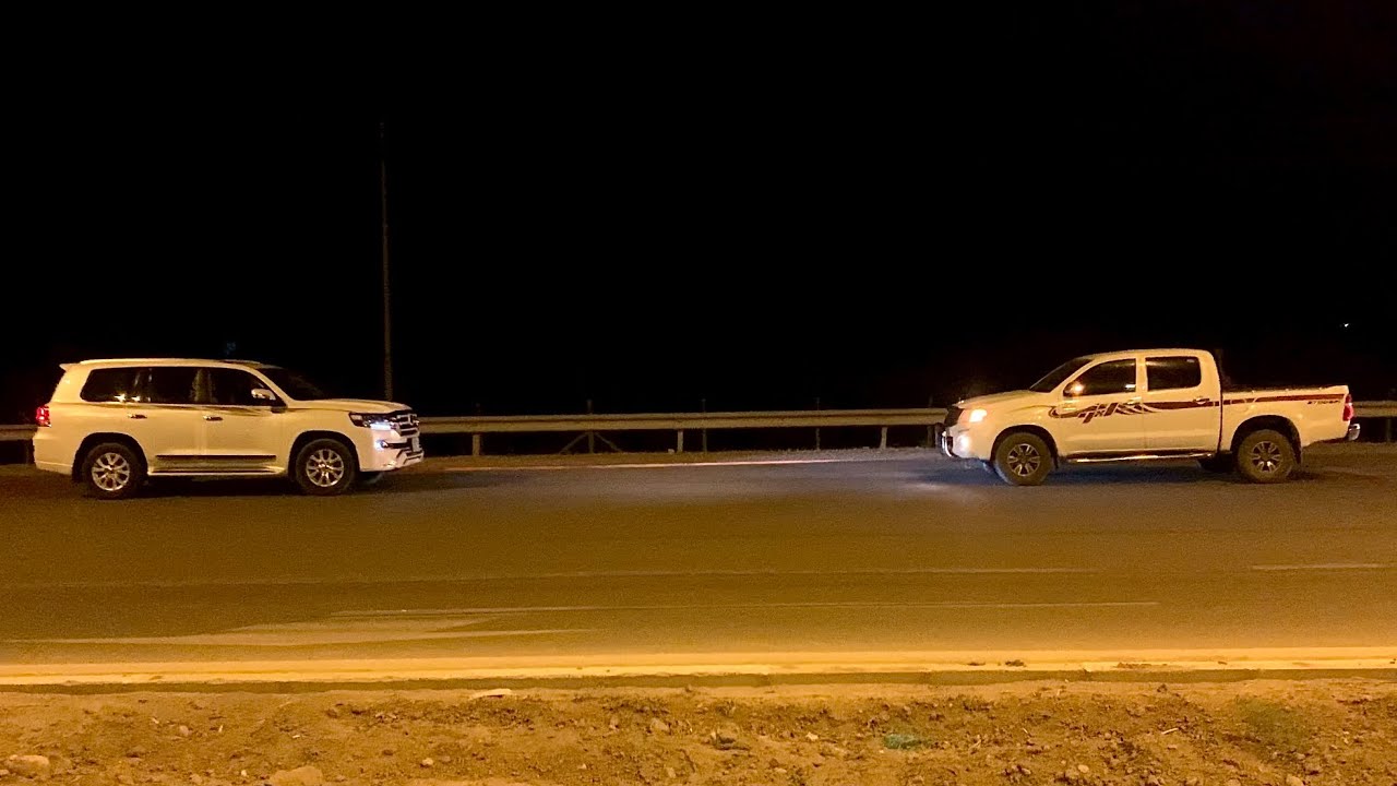 Toyota Land Cruiser VS Toyota Hilux Tug Of War