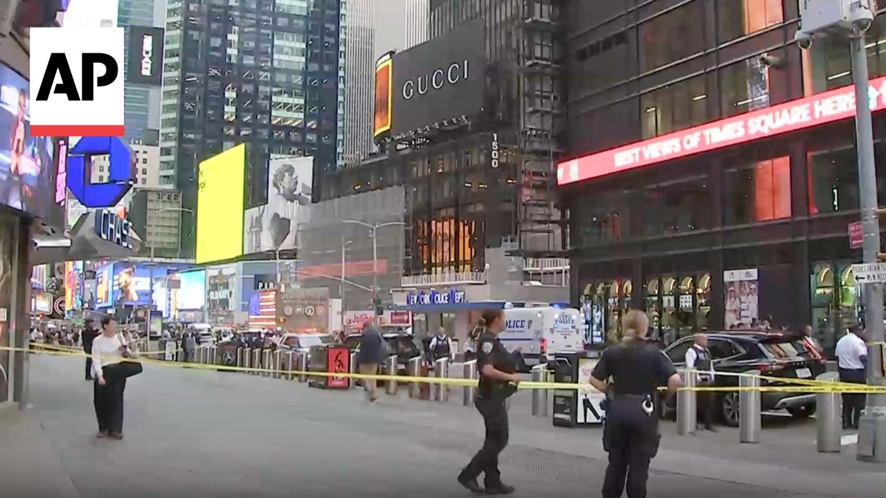 Police kill a woman who randomly stabs 2 people in Times Square, killing 1
