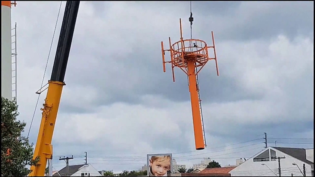 Torre De Celular Profissão De Risco o Homem Fica Lá No Topo Pendurado