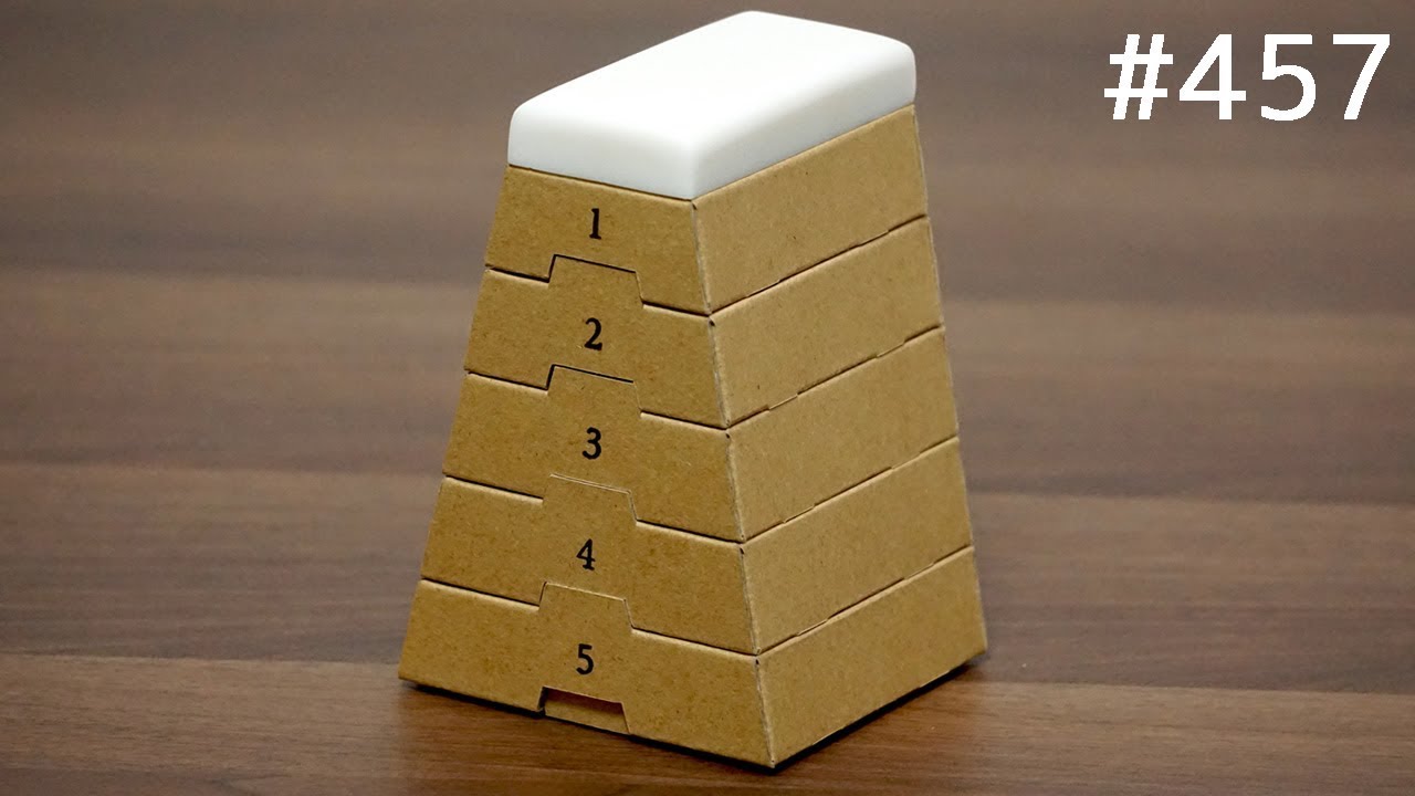 ダンボールで作った跳び箱の小物入れ。1番上は消しゴム / Miniature Vaulting Box Stationery Tray