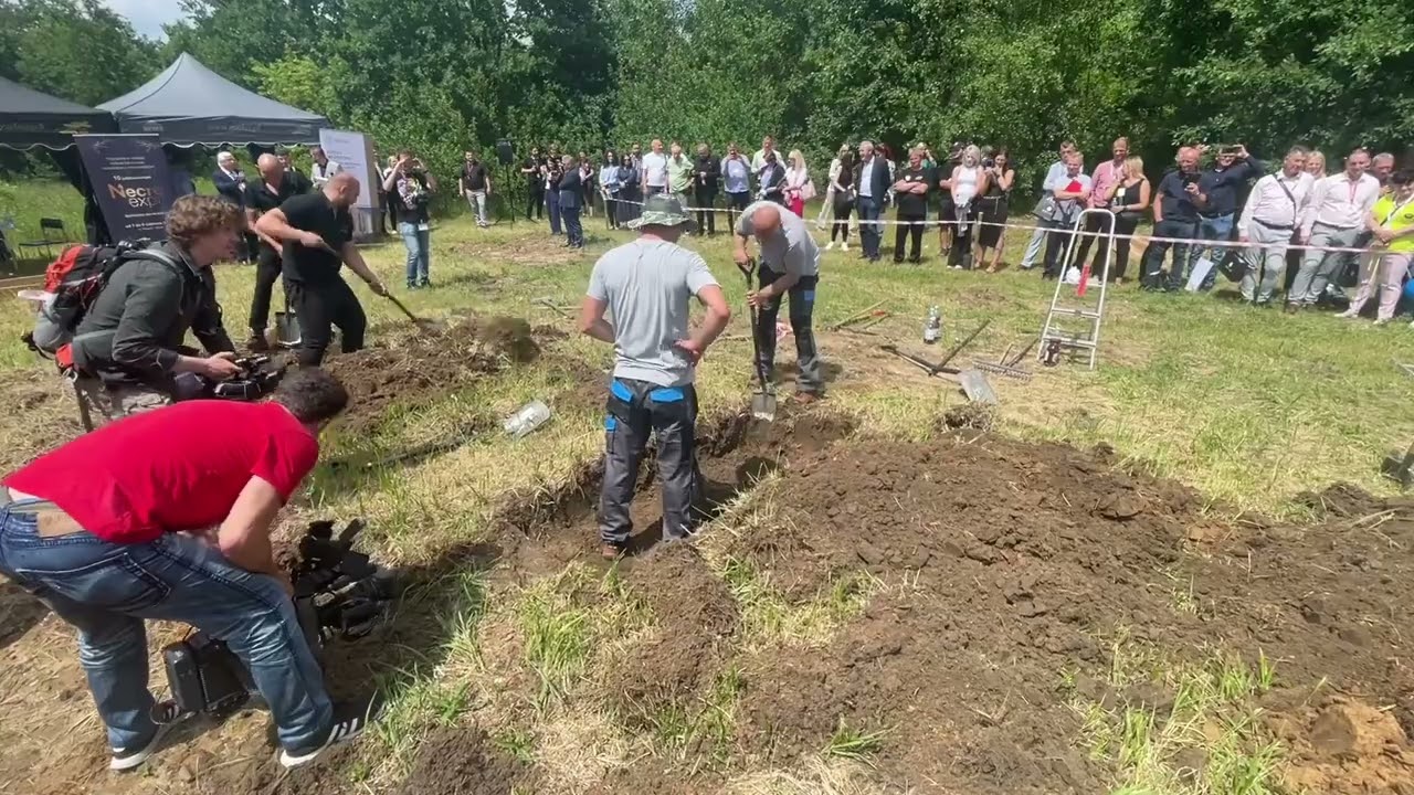 Kielce. Targi NECROEXPO. Międzynarodowe zawody w kopaniu grob&oacute;w na czas