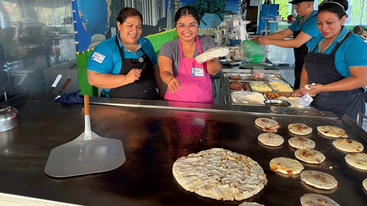 HACIENDO PUPUSAS GIGANTES en EL SALVADOR | Mi primera vez