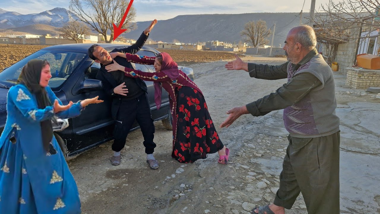 Abu Talib, who is desperate to find Fariba, tries to convince Zahra to live with her again.