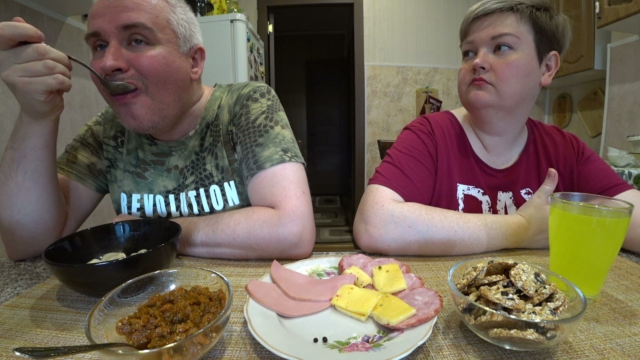 Мукбанг разгорелся СКАНДАЛ 😤 Брак трещит по ШВАМ 💔 УСТАЛА от мужа 😰 Обед пельмени, колбаса и чай