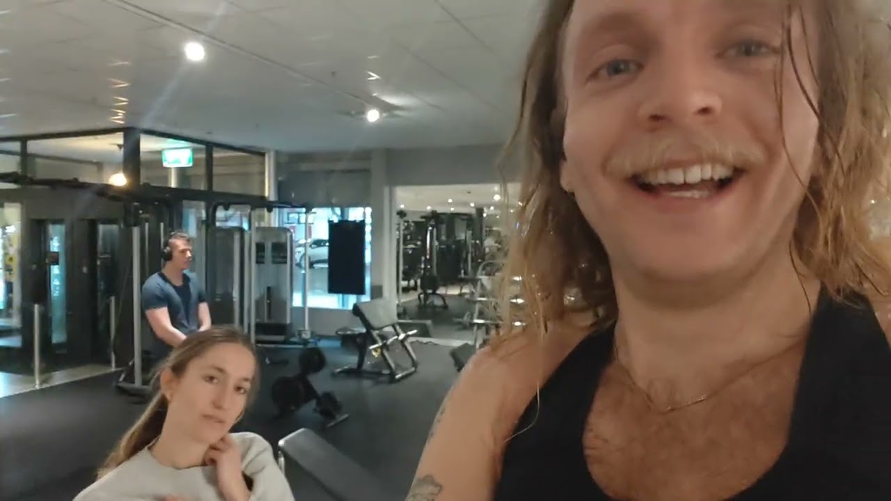 Tröskel på band, svullna testiklar och adeptpass i Skogskyrkogården!