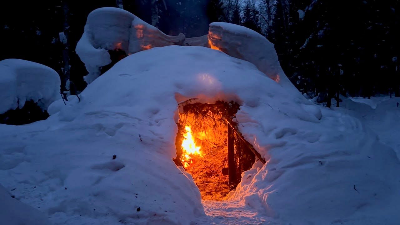 Hidden survival shelter. Survived a night in -21°C, -5,8°F alone in the forest