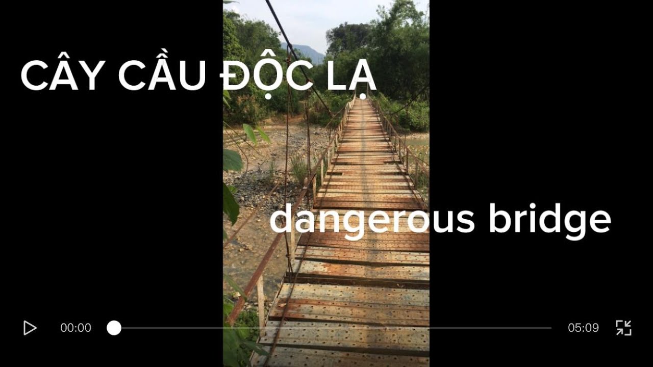 The feeling of crossing a suspension bridge in a dangerous and exciting natural forest.cầu treo rừng