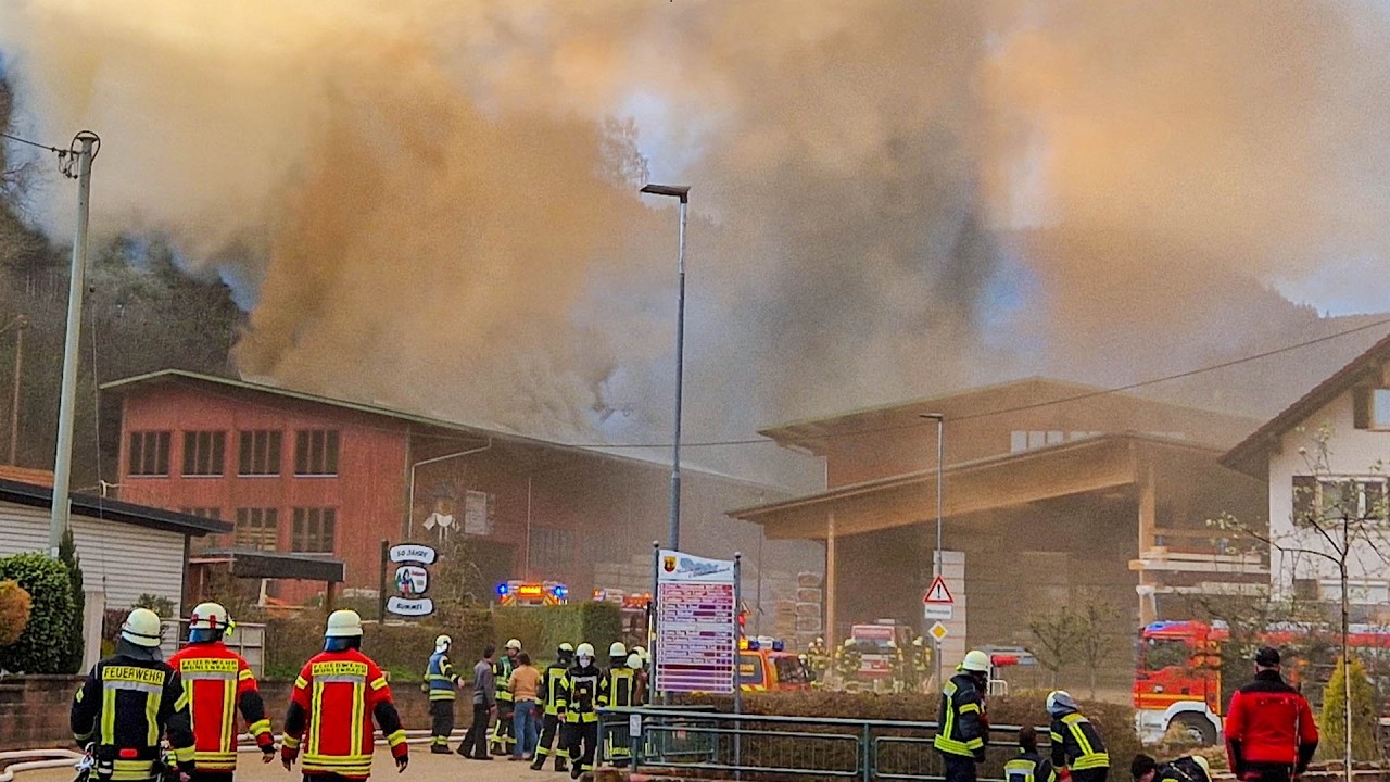 Gro&szlig;brand in Zimmerei in Oberharmersbach fordert stundenlangen Feuerwehreinsatz