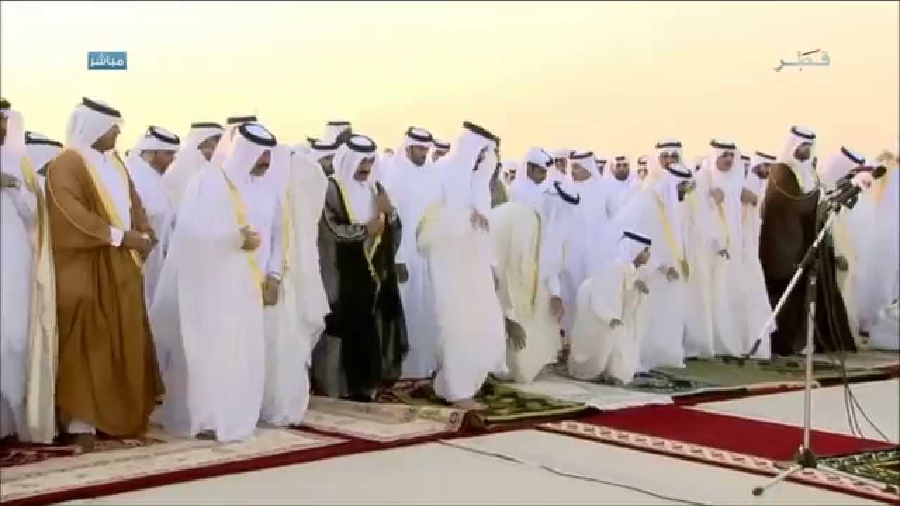 امير قطر يؤدي صلاة عيد الفطر 2015