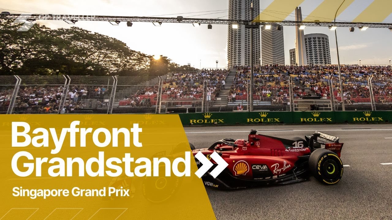 Вид с трибуны Bayfront на гоночной трассе Marina Bay Street Circuit.