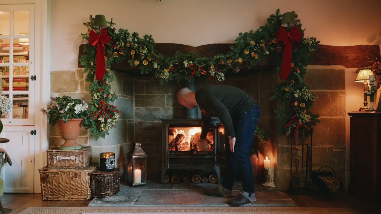 FESTIVE CHRISTMAS COSY COTSWOLDS WOOD BURNING STOVE - ASMR - 2 HOURS in 4K