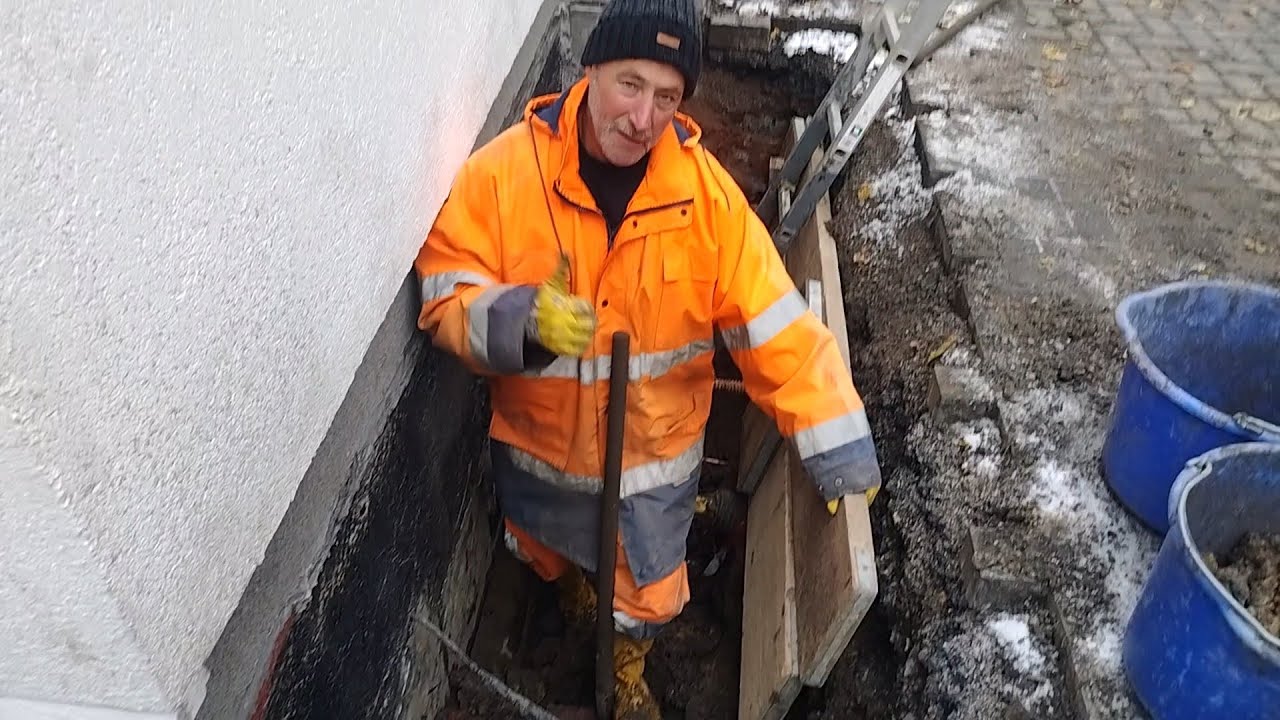 Schwierig zu ergründender Wasserschaden an den Versorgungsleitungen im Kellerraum.