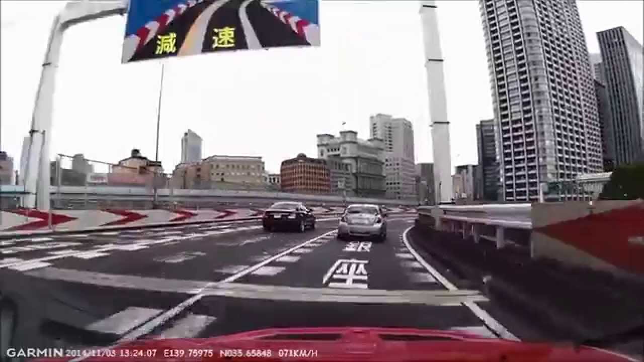 首都高で前の車のタイヤが突然バースト！