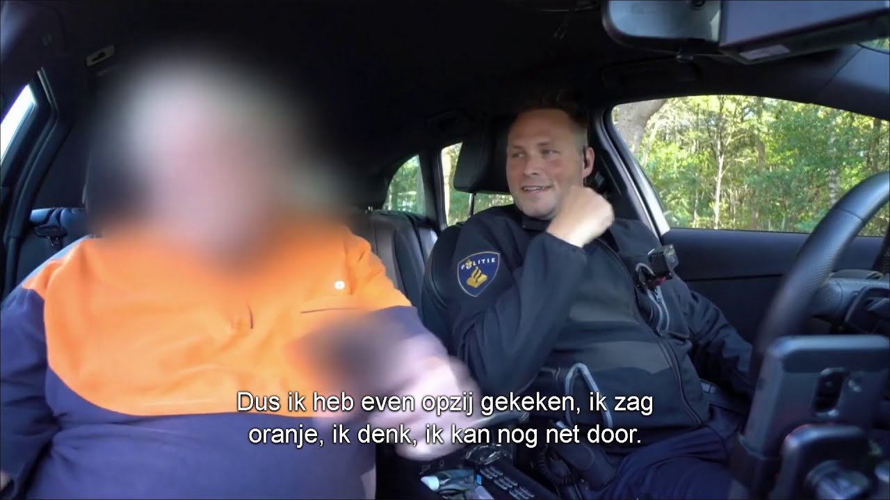 PostNL bus knalt vol door het rode licht vlak voor de politie op Wegmisbruikers