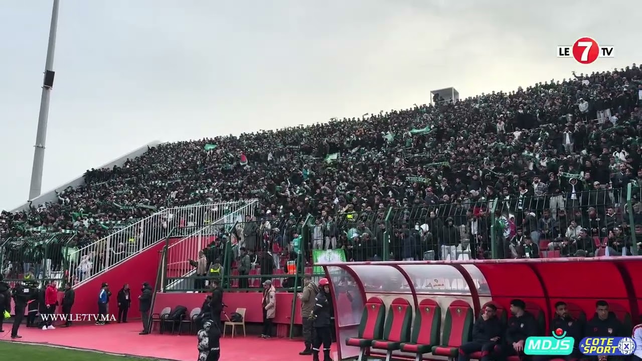 مدرجات الملعب الشرفي بمكناس تتألق بإبداع جماهير الرجاء على أنغام أغاني الفريق