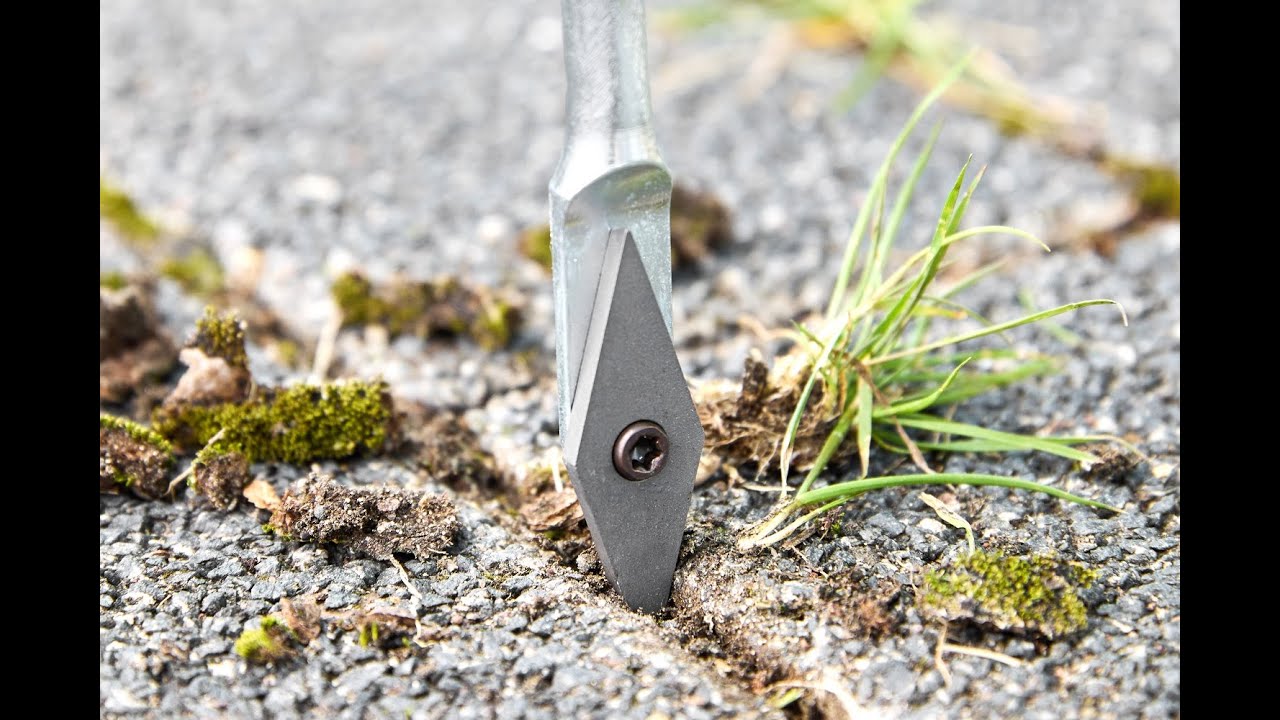Fugen im Garten reinigen ohne Anstrengung und ohne Bücken mit dem FALINGO Fugenkratzer