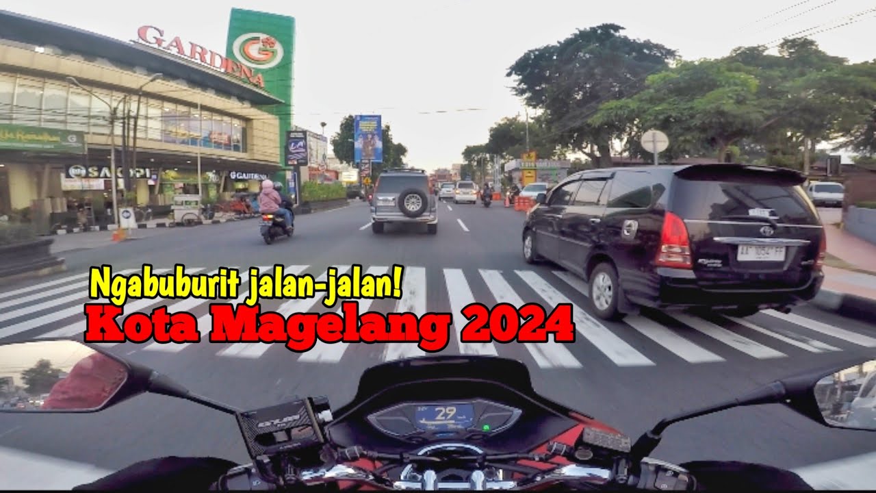 Suasana kondisi Jalan kawasan Alun-alun di Kota Magelang sore hari  2024| semakin padat