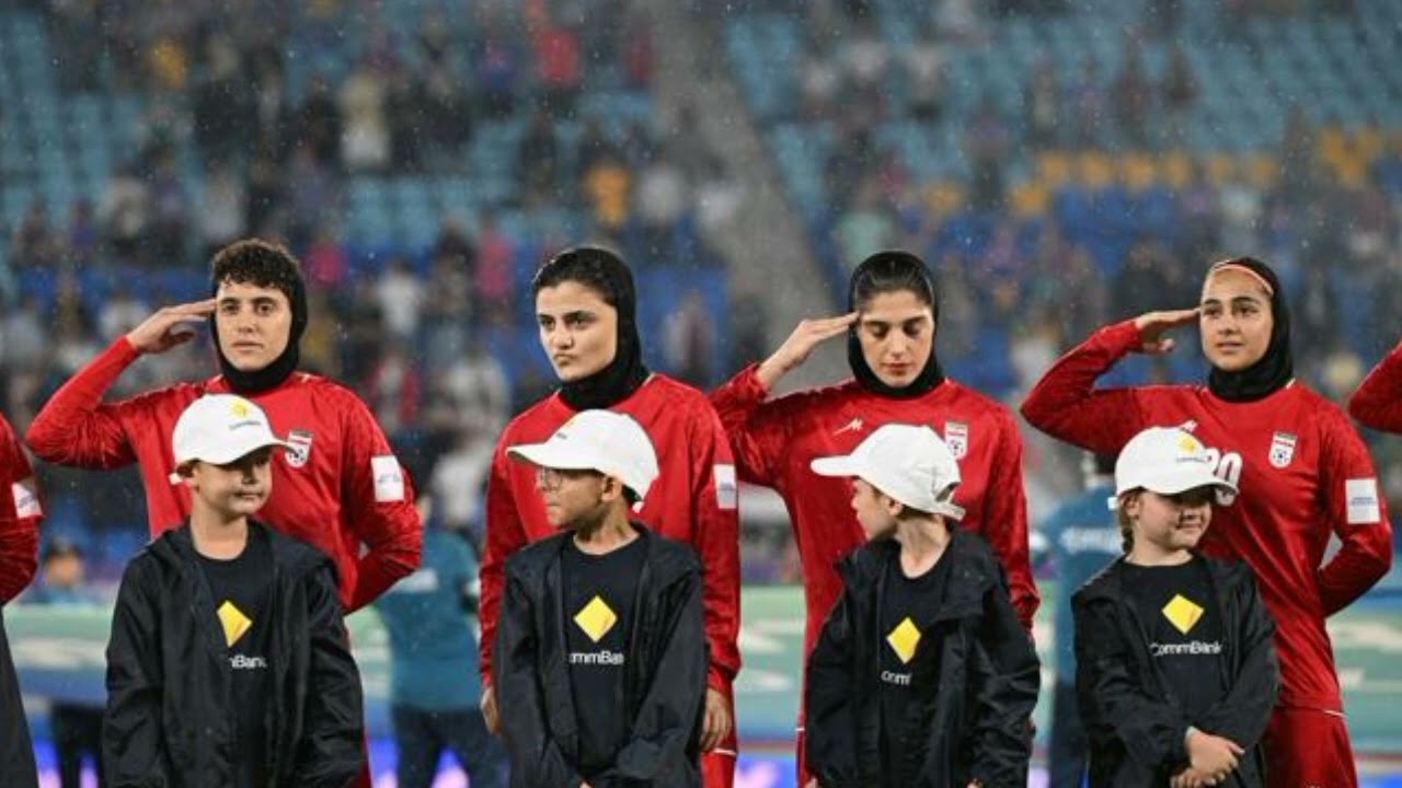🚨⚽🇮🇷 **イラン女子サッカー選手が亡命要請！オーストラリアが緊急ビザ発給 ― 帰国すれば「命の危険」衝撃の真相とは