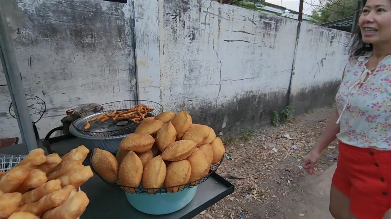 ដើរទិញនំតាមផ្លូវនិងញ៉ាំនំបញ្ចុក | Buy cakes on the street and eating Khmre noodles 🍜 
