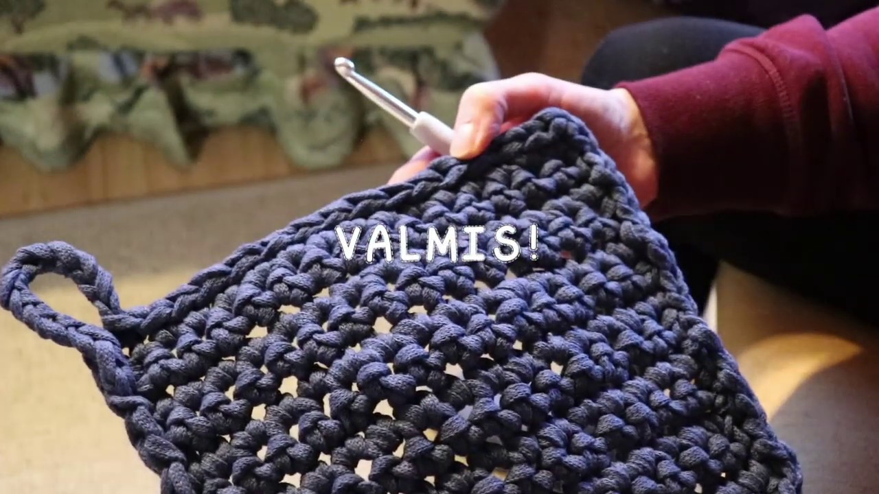 Patalapun virkkaaminen - Crocheting a potholder