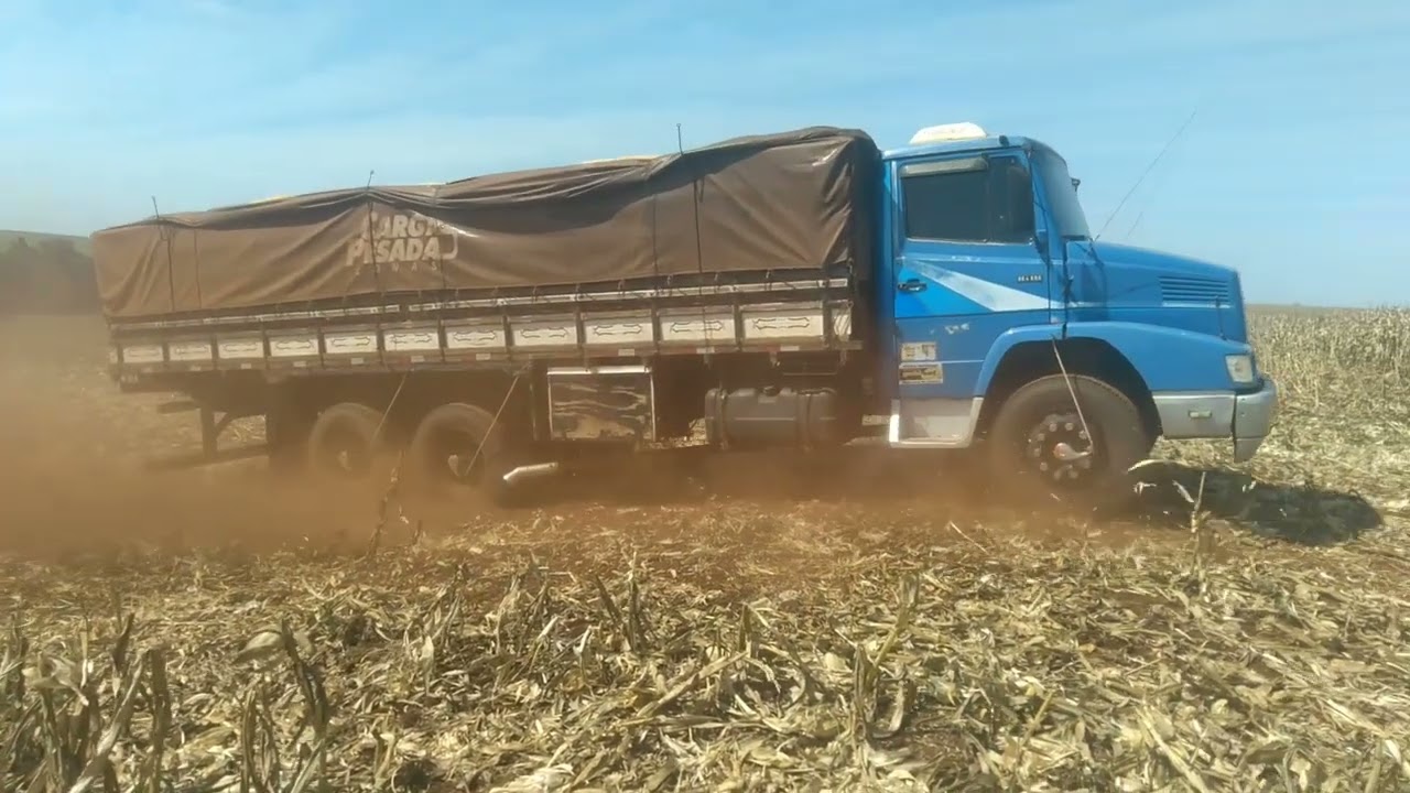 Saindo da roça com o joaninha 1513 com 20 toneladas .1618 com 24 t e 1113 com 21 t