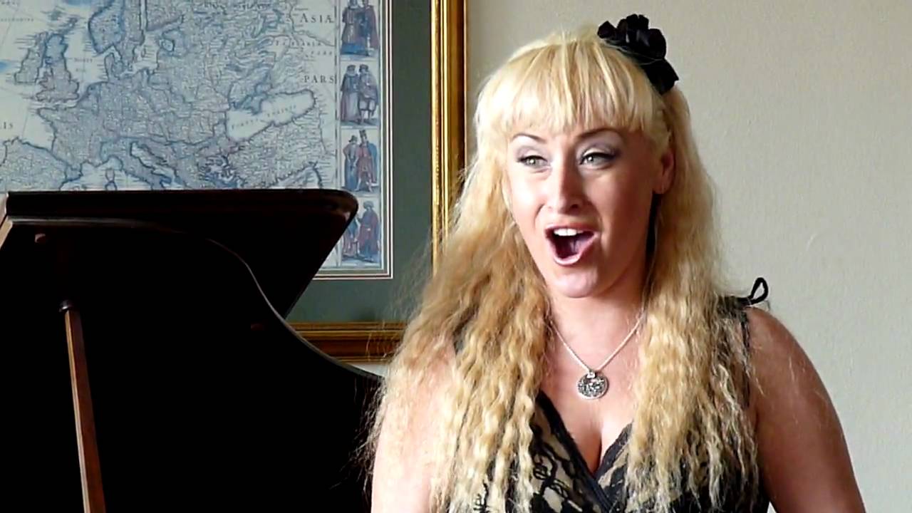 Patrycja Poluchowicz sings Straszny Dw&oacute;r (The Haunted Manor) - Pocket Opera - P1040534.MOV