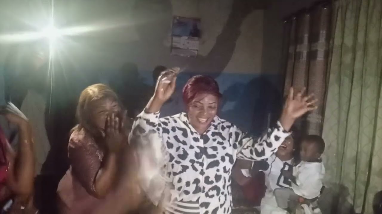 Joyeux anniversaire à toi la Rose Gimbamba la reine mère M3c