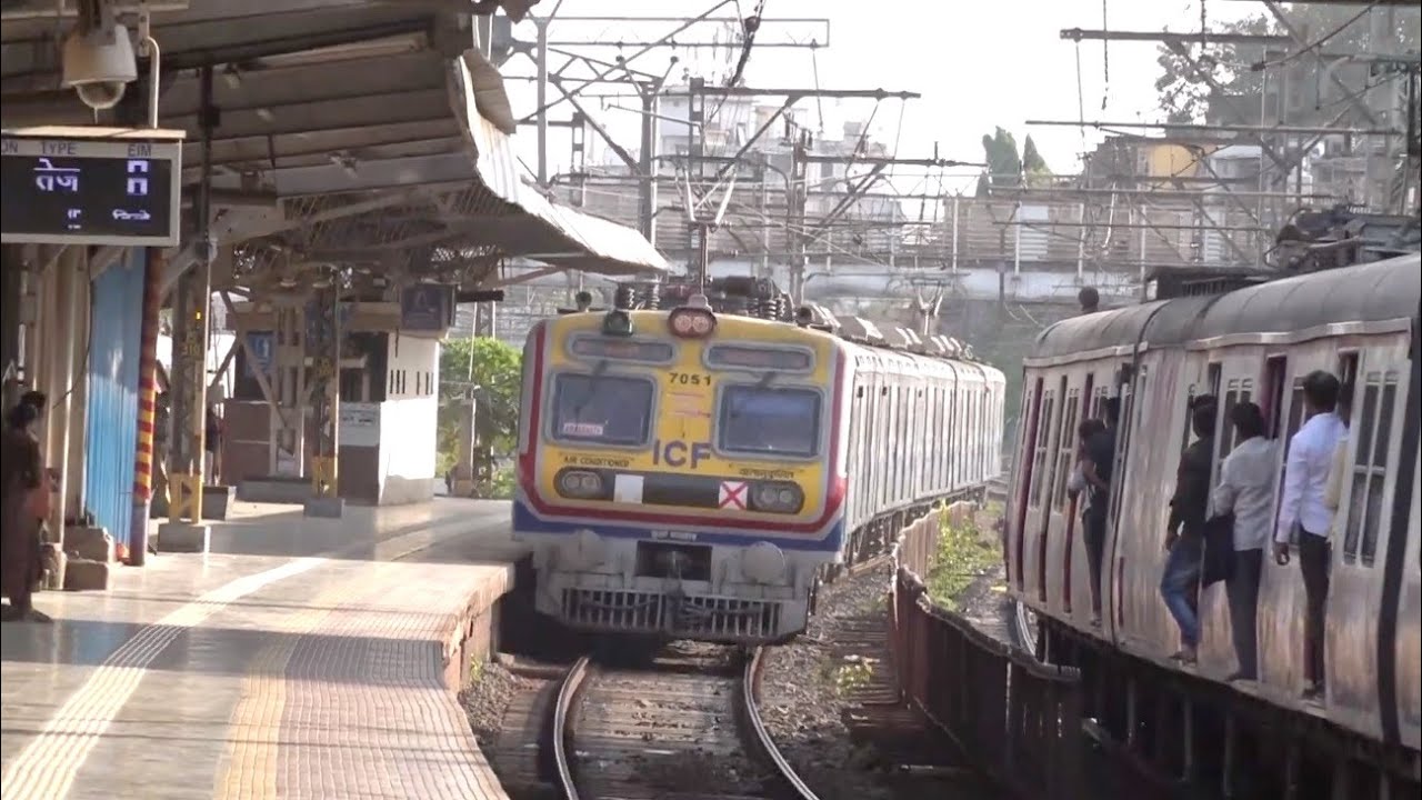 Upgraded DOUBLE FAST AC Local Train At Its Destructive Best At Kurla, Mumbai With Joy E-Bike Ads !!!