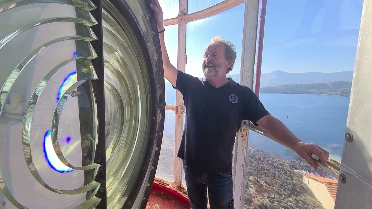Visite du phare de Béar encore fermé au public escalier marbre rose et imposante lentille de Fresnel