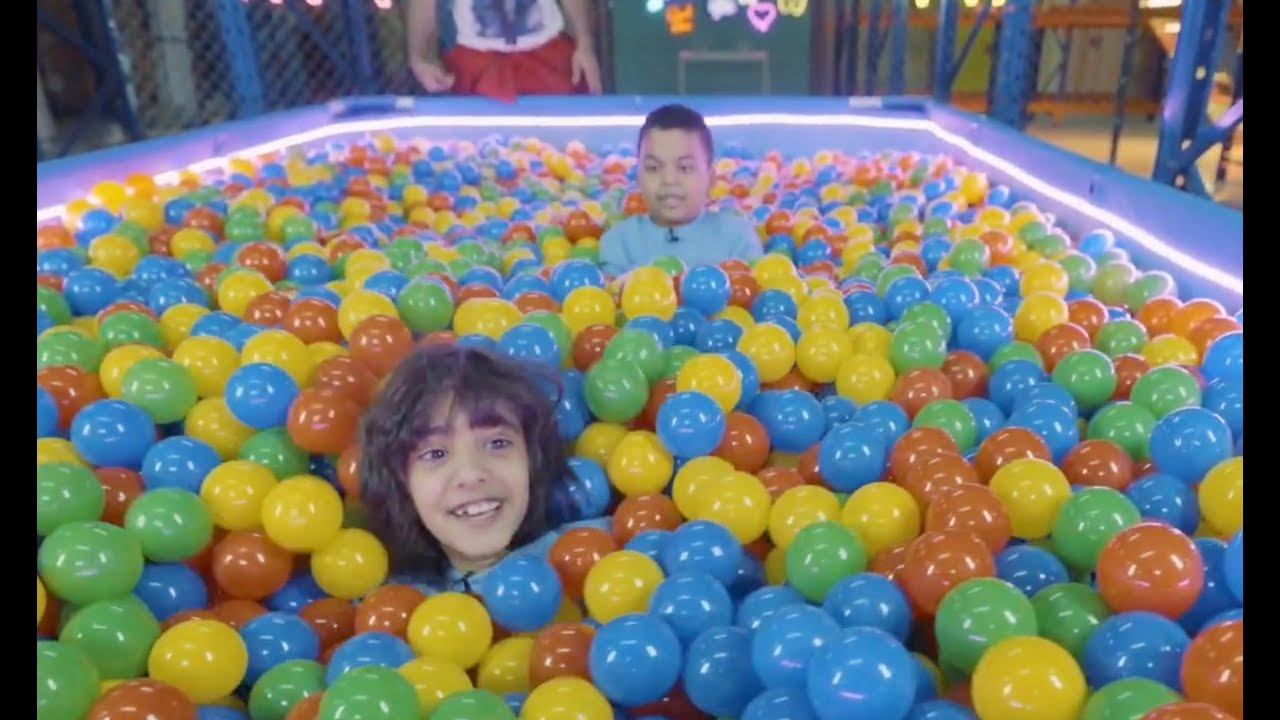 😂 بالعلبة مع تيله -  مسبح مترووووس كور