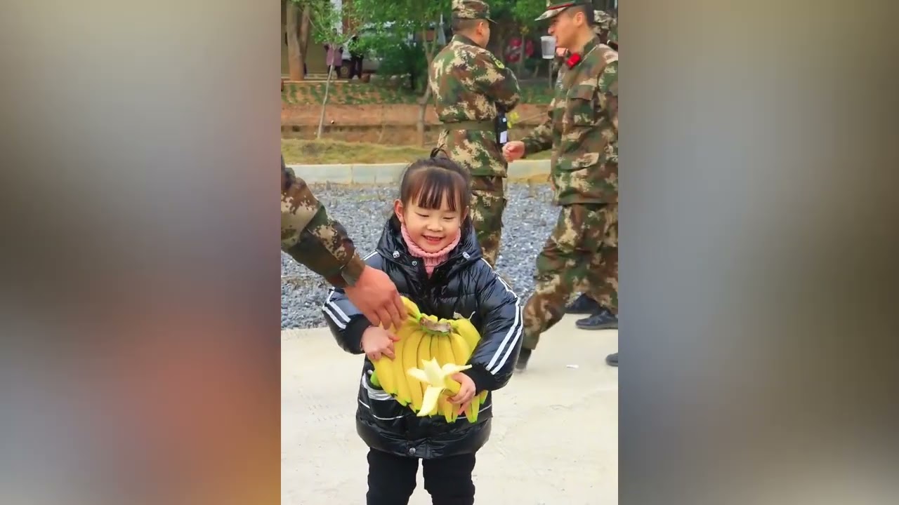 盘点当小朋友遇到中国军人 ，小朋友满眼崇拜，大型追星现场